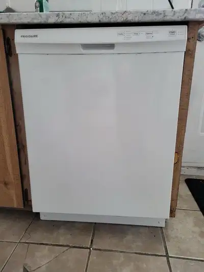 Lave-vaisselle de marque Frigidaire à vendre avec seulement 1 année d'usure. Payé 500$, à vous pour...