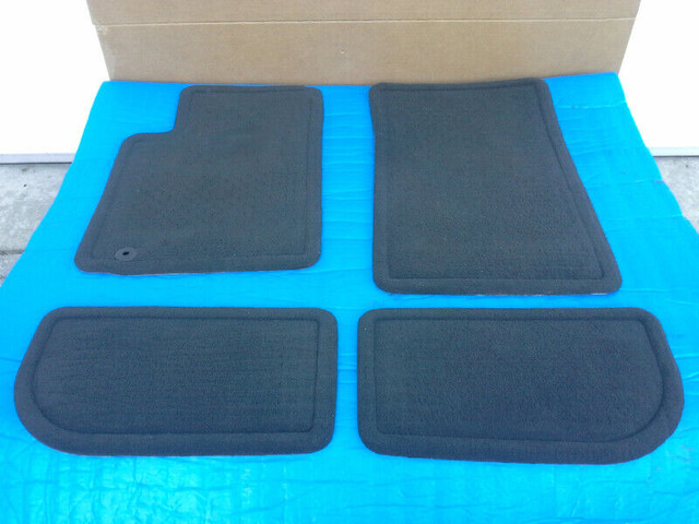 Tapis  Cadilac CTS 2008 - 2009 Originaux GM. Ensemble complet. dans Autres pièces et accessoires  à Ouest de l’Île