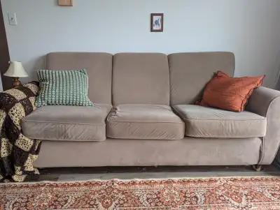 Divan spacieux 3 places, très confortable, pas de ressorts. Dégâts causés par des chats aux pieds, s...
