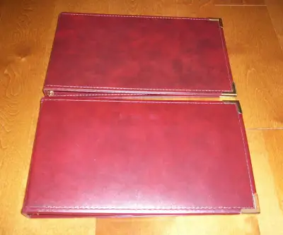 Chéquier 3 anneaux vintage en cuir et métal doré / 29$ chaque, View more
