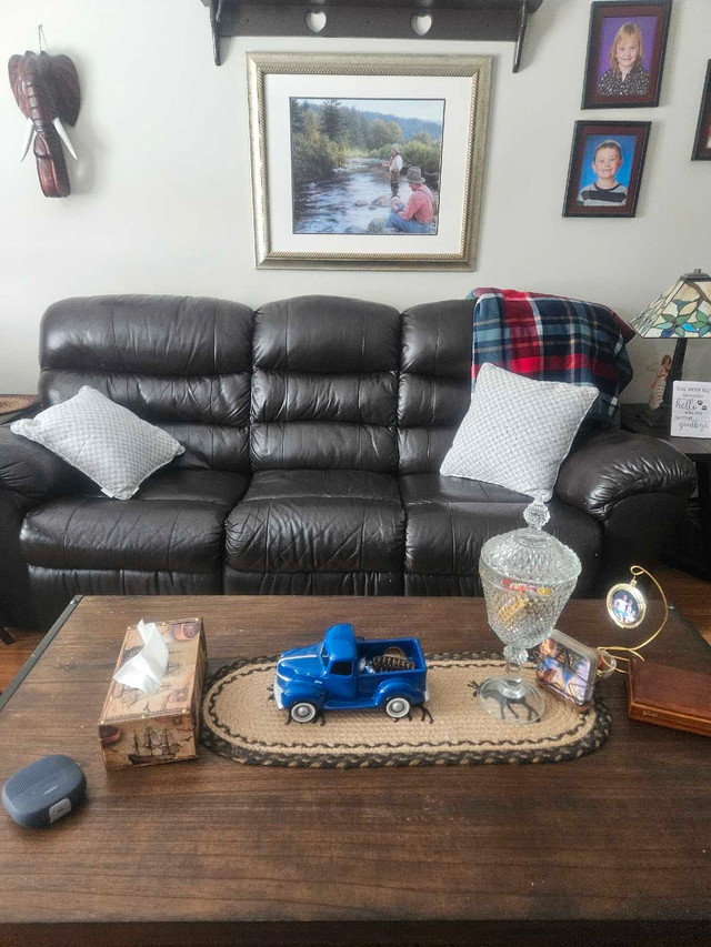 Pullser Recliner couch  in Couches & Futons in Stratford
