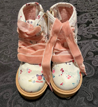 Disney Princess fashion boots for toddler girl. 