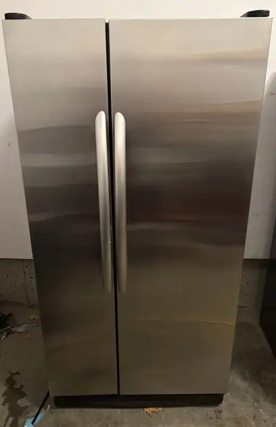 Kenmore fridge / freezer Good condition No issues 32 3/4” wide 65 3/4” high