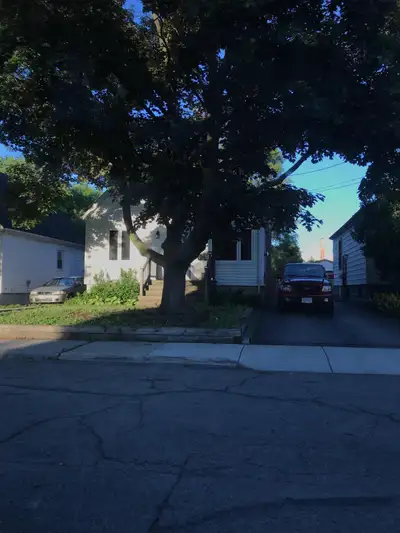 Spacious 6-Bed, 2-Bath Home in Hamilton – All Utilities Included