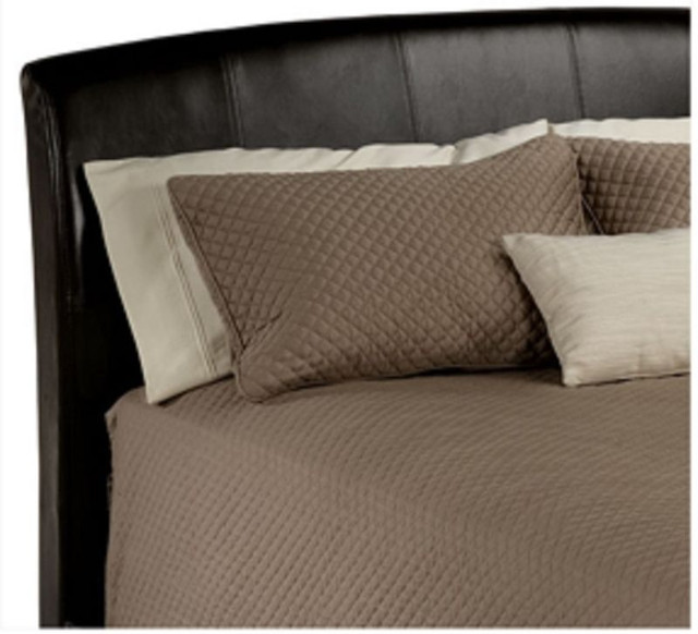 New Faux leather Queen bed headboard, footboard with side panels in Beds & Mattresses in Oakville / Halton Region - Image 3