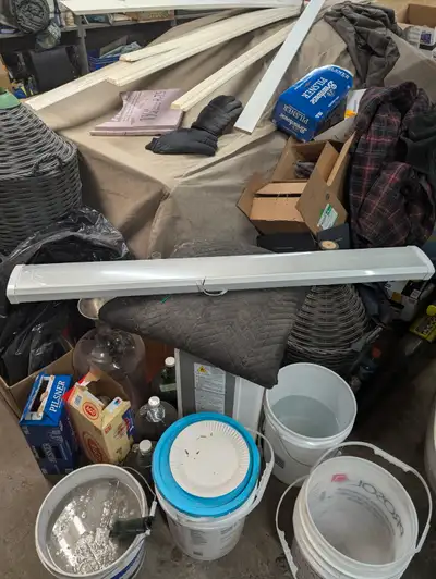 Never used new metalux LED high output shop lights, they are brand new,4ft long, 5000 lumens, dimmab...