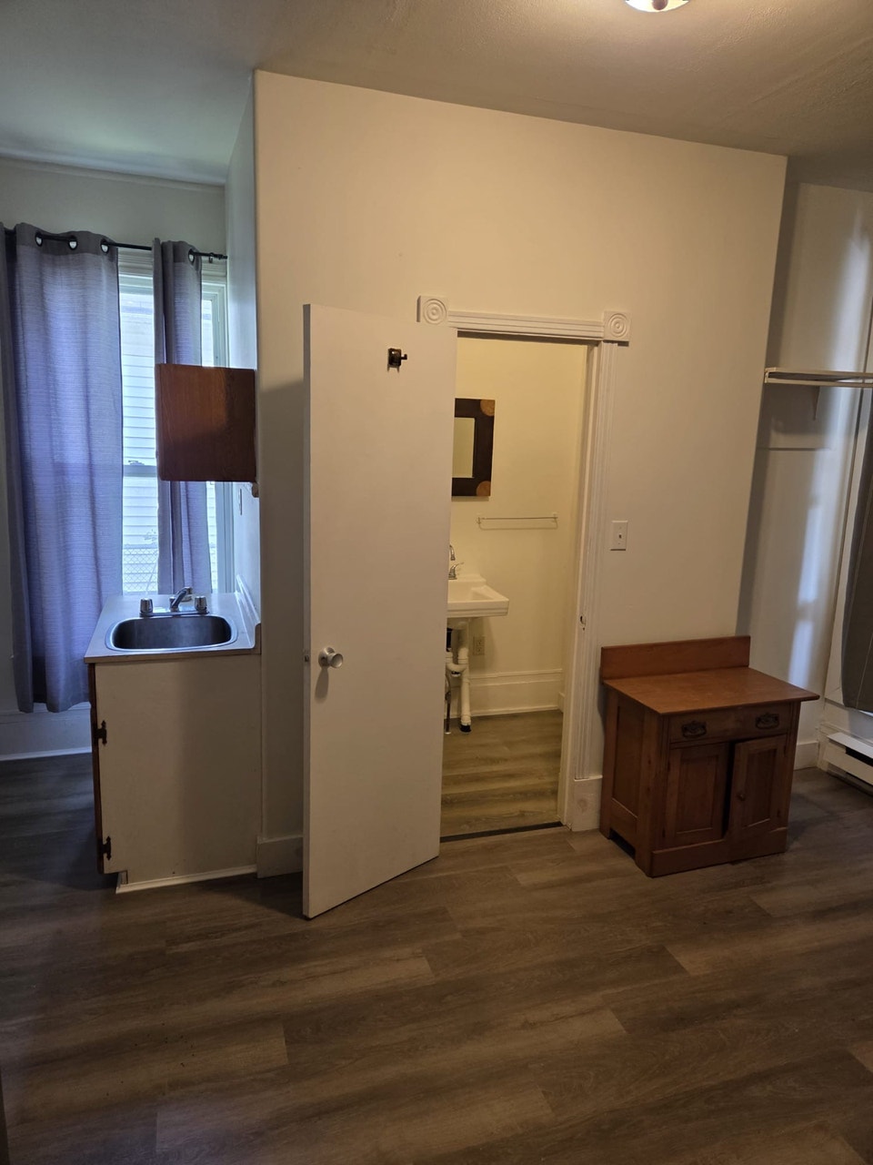 Bachelor Unit in Downtown Middleton 1