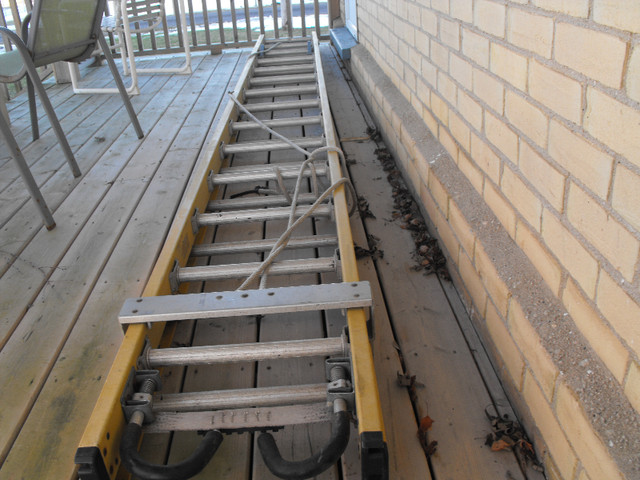 Fiberglass 28' Featherlite Extension Ladder in Ladders & Scaffolding in Stratford