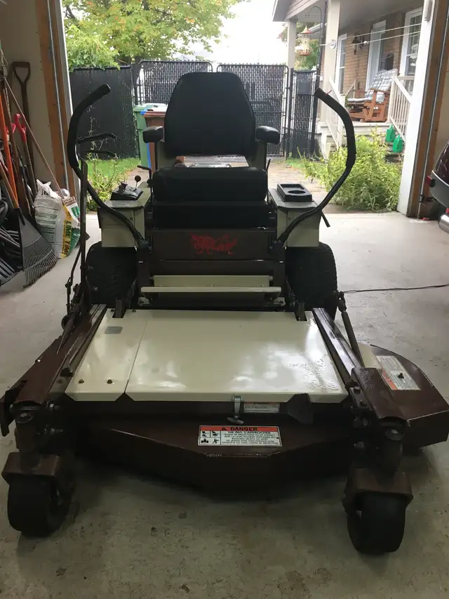 Tracteur à gazon in Lawnmowers & Leaf Blowers in Granby - Image 2