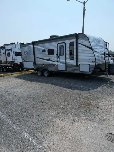 2021 Jayco SLX 224BH Travel Trailer, used less than 15 times and in excellent shape. FEATURES Double...