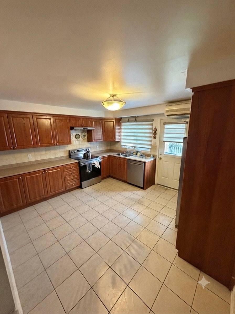5 1/2 + Sous-Sol, Premiere étage / 1600sqft. Great location. — photo 3