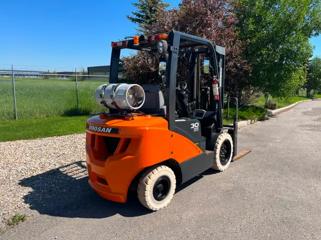6000 lb Doosan G30-7 Used LPG Warehouse Gas Propane Forklift in Other in Saskatoon - Image 5