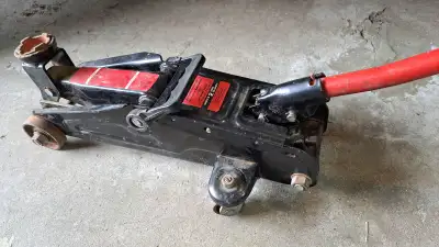 Motomaster hydraulic trolley jack. 2 tons lift capacity. Lift range 5.5in-13.5in (14-34 cm). Very cl...
