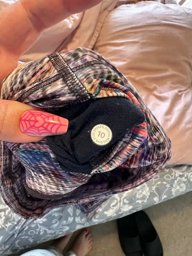 Size 10 Lululemon in Women's - Bottoms in Barrie - Image 4