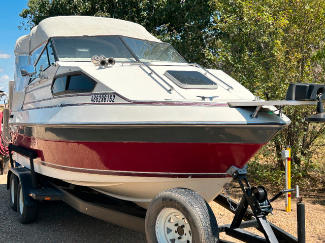 1987 Reinell 22' Cabin Cruiser in Powerboats & Motorboats in Medicine Hat - Image 3