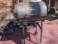 Charcoal barbecue with cover