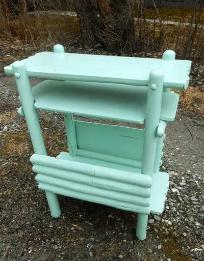 Étagère Rustique Adirondack Turquoise Antique à 100$. Unique petite étagère en rondins de bois de fa...
