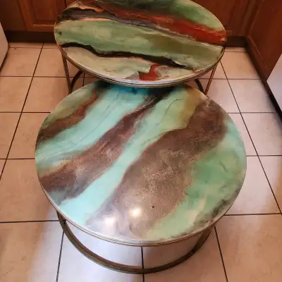 Set of 2 marble resin tables, one goes under the other. Large table diameter: 35 inches Smaller tabl...