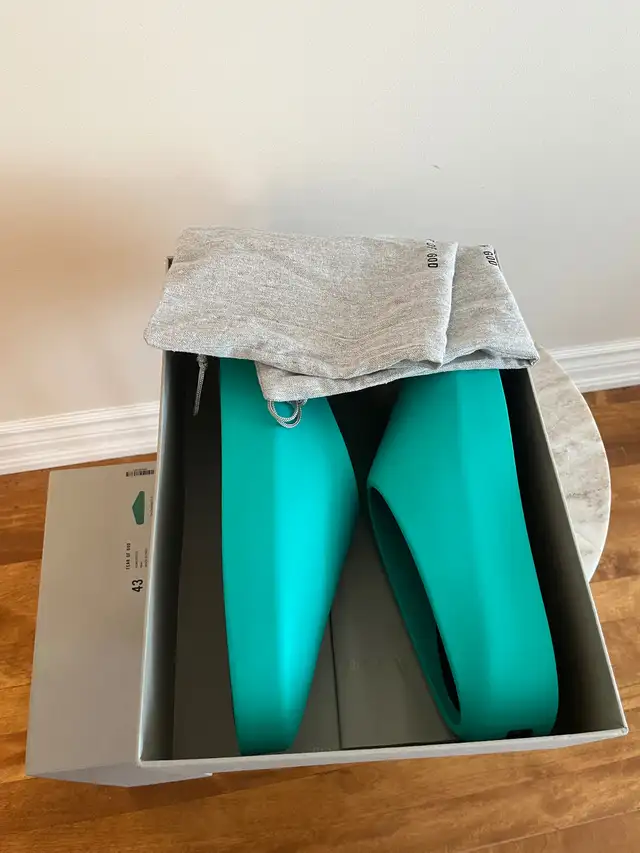 Fear of God California 2.0 in mint color sz 43 (10-10.5) in Men's Shoes in City of Montréal - Image 9