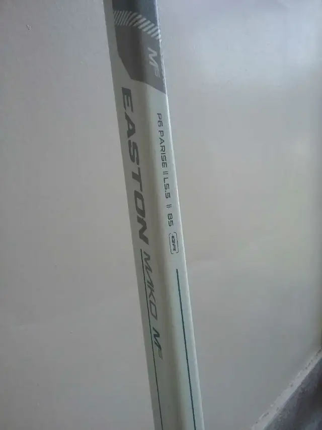 Easton MAKO M5 Right Hand Hockey Stick P6 || 85 in Hockey in City of Toronto - Image 2