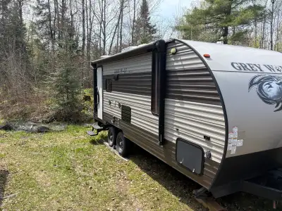 This pre-owned Grey Wolf 19RR toy hauler is the perfect compact companion for your next outdoor adve...