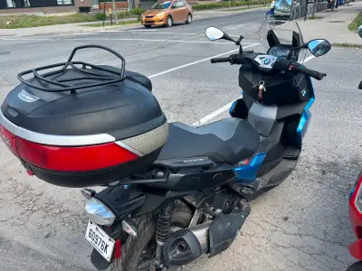 Moto scooter, coffre Givi avec support volume 52 litres, couleur bleu. La housse est incluse.