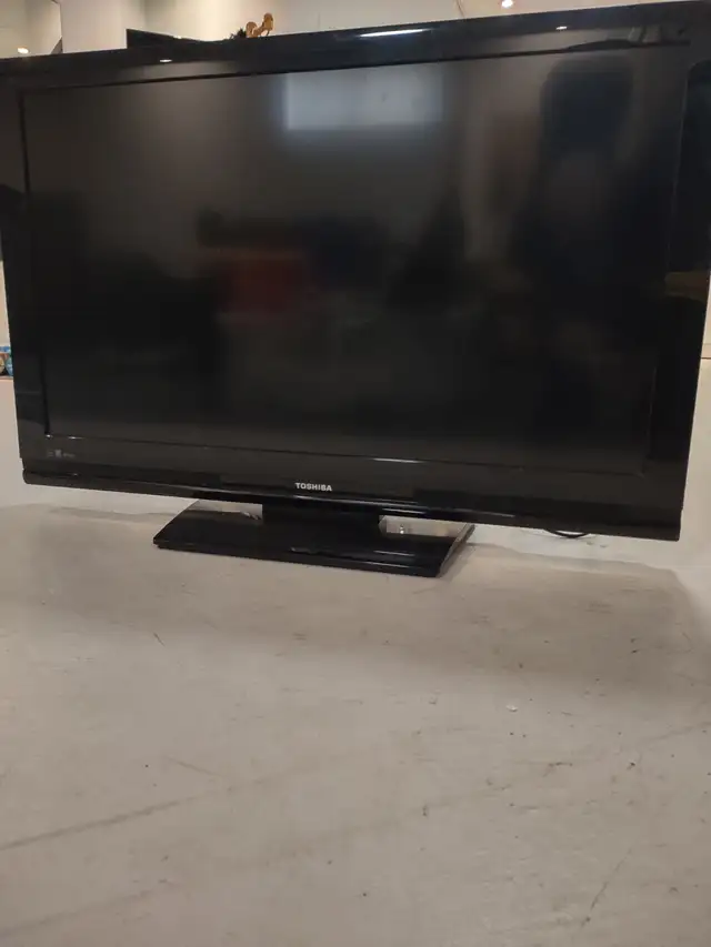 Toshiba 40" in TVs in Gatineau - Image 2