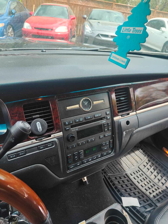 2008 Lincoln Town car in Cars & Trucks in Markham / York Region - Image 3