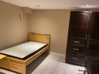 1 large room(basement) in Markham (furniture provided)