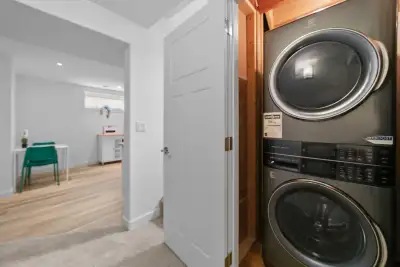 1 bedroom available in new 2 bedroom suite. Full kitchen, dishwasher, washer/dryer in suite Share ba...