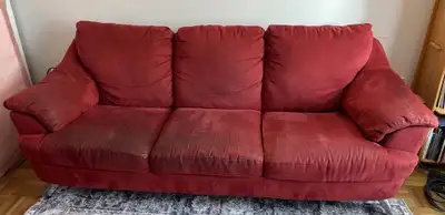 Prix demandé: 480$ (payé 2 500$ neuf) Natuzzi – Sofa 3 places en suède rouge marque Natuzzi, reconnu...