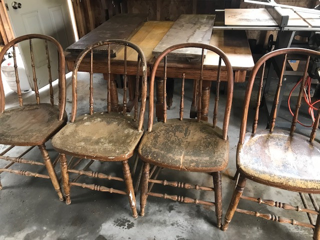 Antique Solid Wood Extendable Table + 4 Chairs in Dining Tables & Sets in Petawawa - Image 2