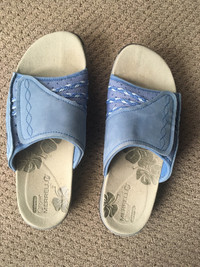 Women’s Medium Merrell Slip On Slippers/Sandals