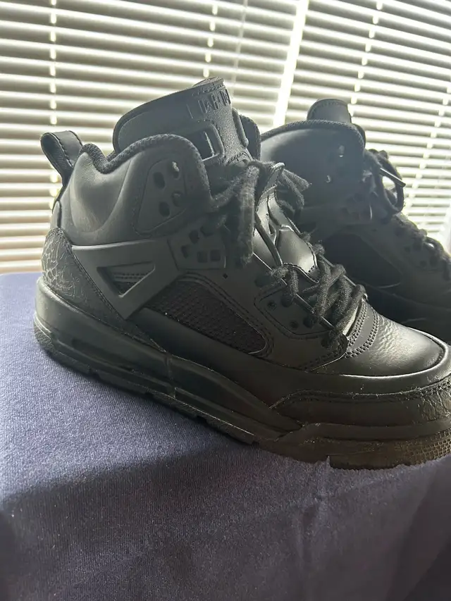 (Youth size 4) Jordan Winterized Spizike GS 'Black Cat' in Men's Shoes in Mississauga / Peel Region - Image 4