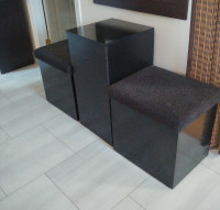 Poufs avec rangement sur roulettes et cubes de rangement noirs