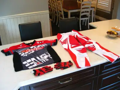 Like new barely used Youth Size 28 Fox Honda Dirt Bike Pants Jacket, Thor Gloves and Moto Racing 350...