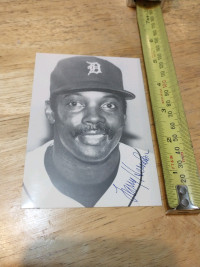 Signed Larry Herndon B&W postcard 1982-1988 MLB Detroit Tigers