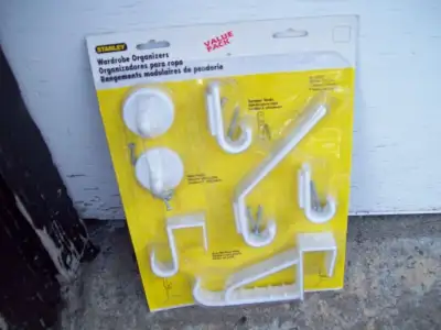 1-PRESENTOIR DE 7 CROCHETS PLAST,POUR PENDERIE,STANLEY,ETAT=NEUF, View more