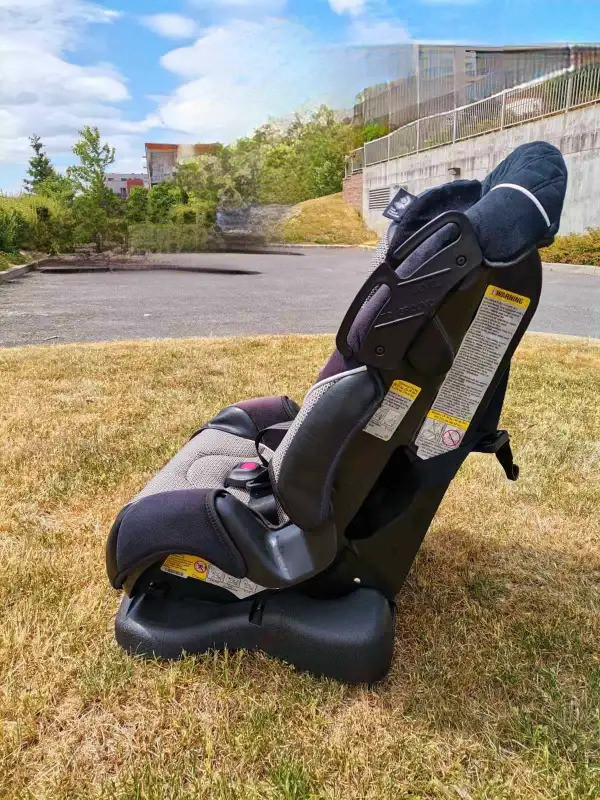 Alpha Omega 3-in-1 Car Seat dans Poussettes, porte-bébés et sièges d'auto  à Ville de Montréal - Image 2