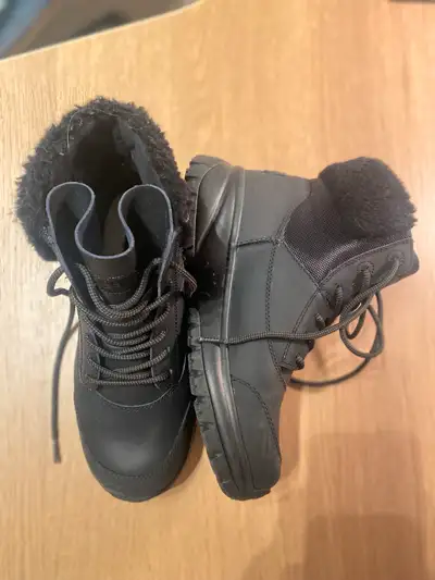 Price is firm ! I wear them twice. Nothing wrong with them I just don’t really need it. Pick up Vill...