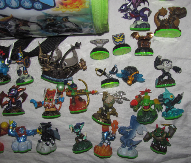 Skylanders Spyros Adventure Set 31 Figures, Storage Bag in Toys & Games in Ottawa - Image 3