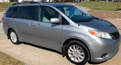 Toyota Sienna LE AWD Mécanique A1 très bien entretenu Inclus barre transversale de toit et pneus d’h...