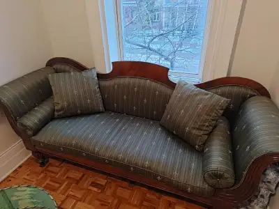 (English below) Sofa style victorien Rembouré il y a quelques années (valeur supérieu à ce qui est d...
