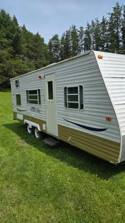 It's summer - come for a drive and buy a camper 2005 Gulf Stream Amerilite 24' My camper features bu...