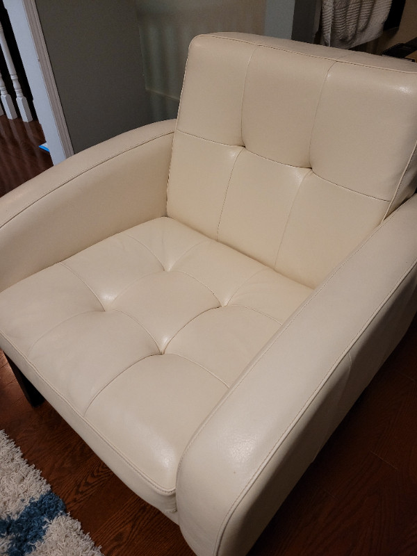 Living room side chair 1 Leather in Chairs & Recliners in Markham / York Region - Image 4