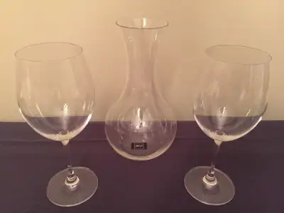 Mikasa Crystal red wine glasses and decanter are in excellent, clean condition and from a smoke free...