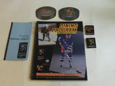 Lot d'articles du restaurant...WAYNE GRETZKY'S TORONTO 99...vous avez: Un dinning program...30 pages...