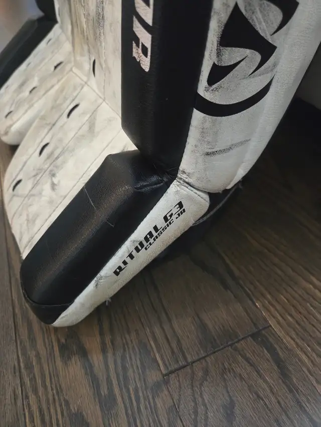 Warrior Ritual G3 Junior Goalie Pads – 28+1 in Hockey in Ottawa - Image 3