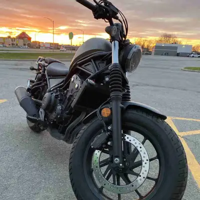 Voici ma belle Rebelle à vendre Impeccable 6600 Km Une moto super maniable et fiable. Support à baga...