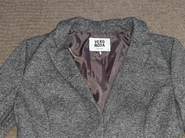 VERO MODA Women 3/4 Blazer / Dress Suit Jacket - Size 8 Medium in Women's - Tops & Outerwear in Calgary - Image 3